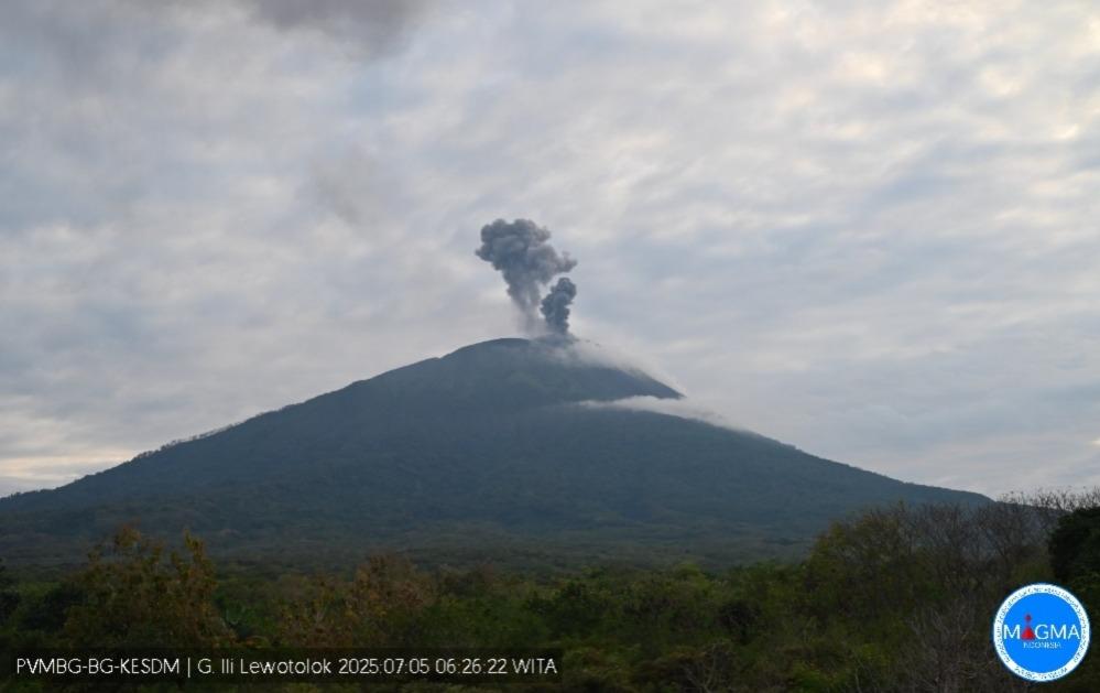 GUNUNG-LEWOTOLOK-MELETUS-Gunung-Api-Ili-Lewotolok-di-Lembata-pagi-ini.jpg