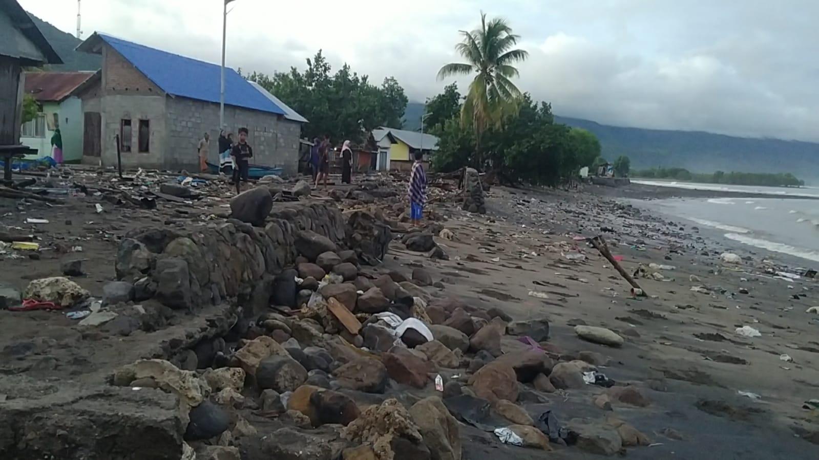 Gelombang Tinggi Terjang Nangahale Malam Hari, Warga Mengaku Panik