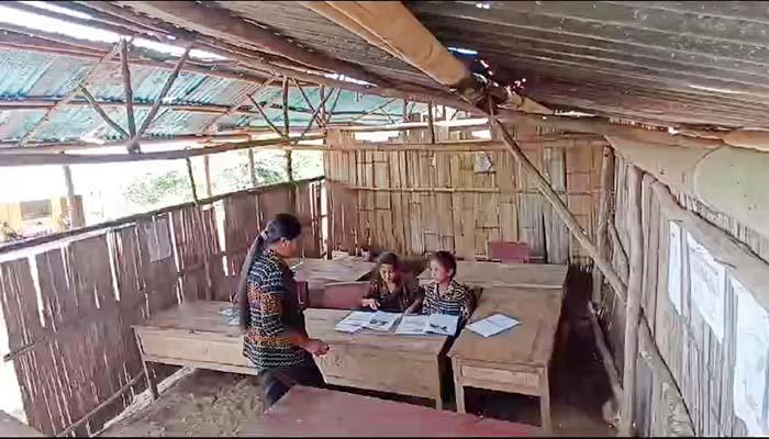 Guru-dan-siswa-mengikuti-kegiatan-belajar-mengajar-di-ruang-kelas-darurat.jpg