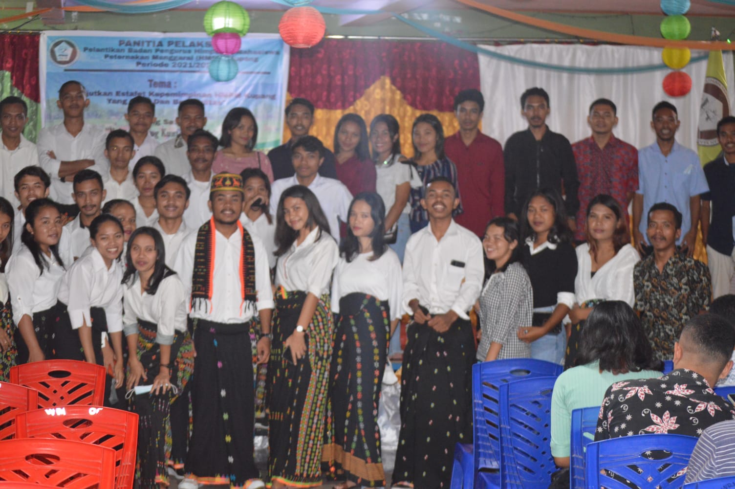 Kenakan Kain Tenun Adat Khas Manggarai, Badan Pengurus HMPM Kupang Dilantik