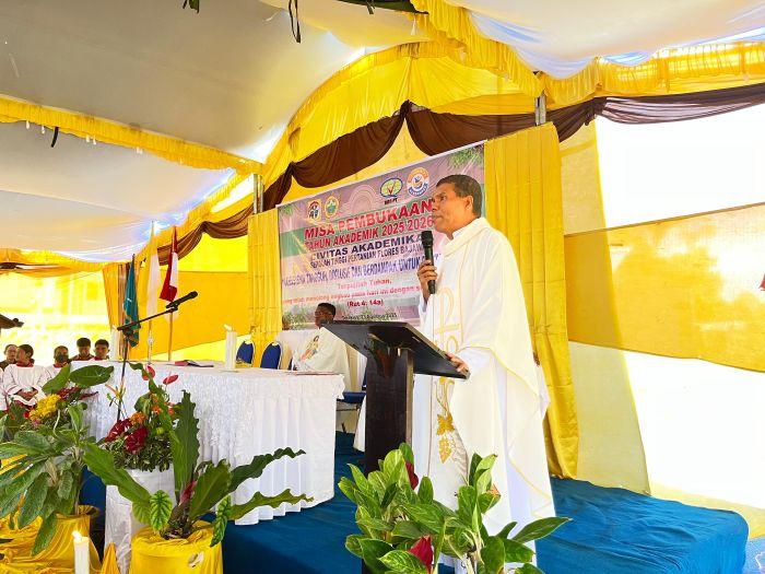 Mahasiswa Stiper Flores Bajawa Didorong Berpikir Kritis dan Berliterasi Digital Tangguh