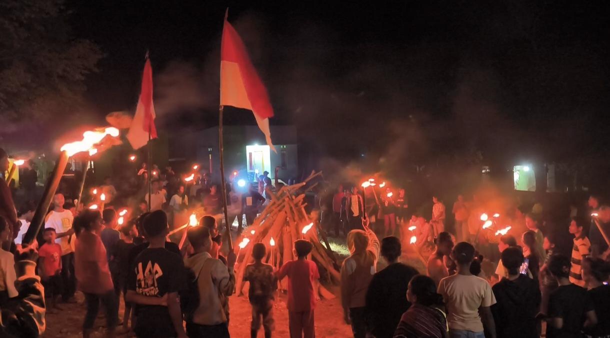 Ratusan Obor Meriahkan Tradisi HUT ke-80 RI di Watubaing Sikka