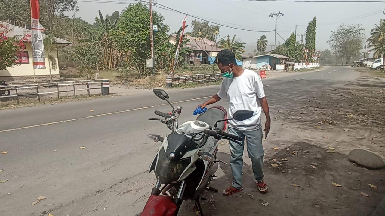 Abu Vulkanik Akibat Letusan Gunung Lewotobi Ganggu Aktivitas Warga Talibura