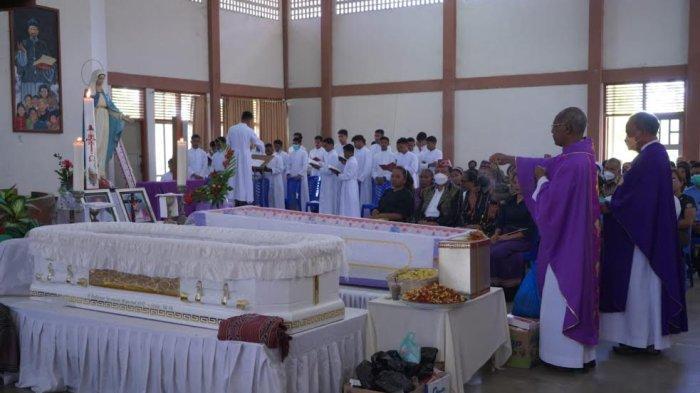Imam-memberkati-jenazah-kedua-imam-saat-misa-di-Biara-Santo-Yoseph-Nenuk.jpg