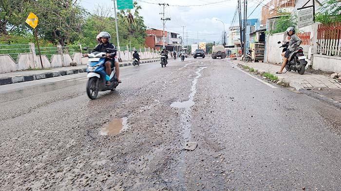 JALAN-RUSAK-Tampak-beberapa-titik-kerusakan-di-jalan-utama-wilayah-pulau.jpg