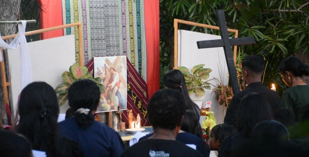 Umat Paroki Waibalun Jalan Salib Jelang Pekan Suci