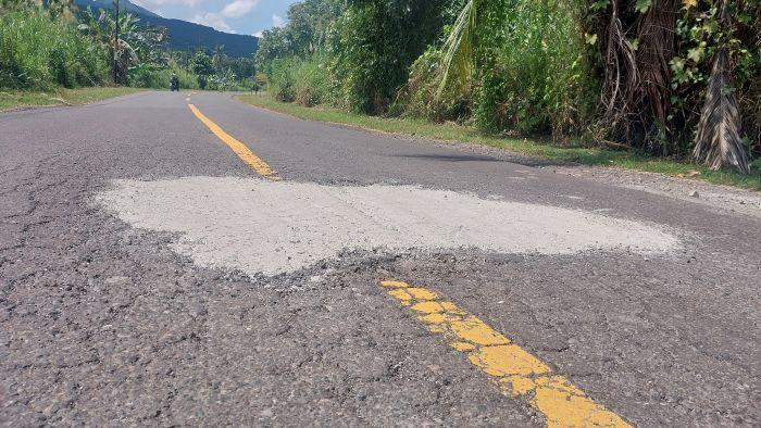 Jalan-Aspal-Lubang-di-Flotim-Ditambal-Pakai-Semen.jpg