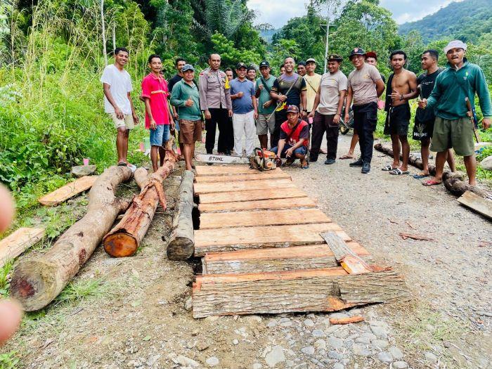 Aksi Simpatik, Anggota Polsek Lembor Tambal Deker Jebol Dengan Balok Kayu