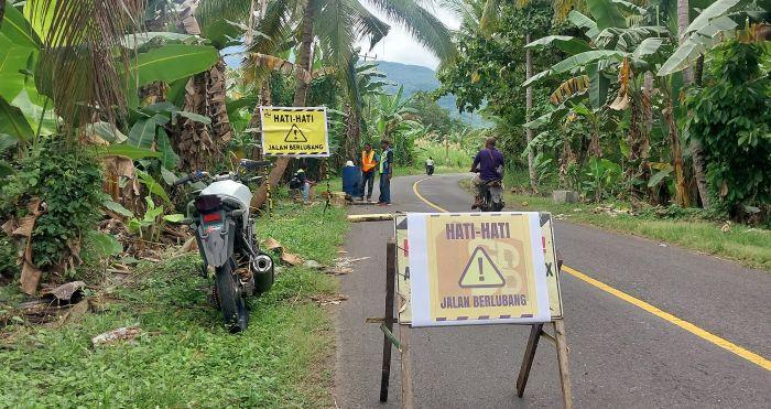 Sempat Dipasang Pelepah Kelapa, Jalan Trans di Flotim Akhirnya Mulai Diperbaiki