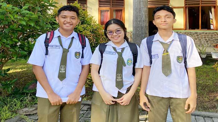 Tavin Harbun dkk Bangga, SMAK Frateran Maumere Juara I Lomba Debat Bahasa Indonesia saat FLS3N