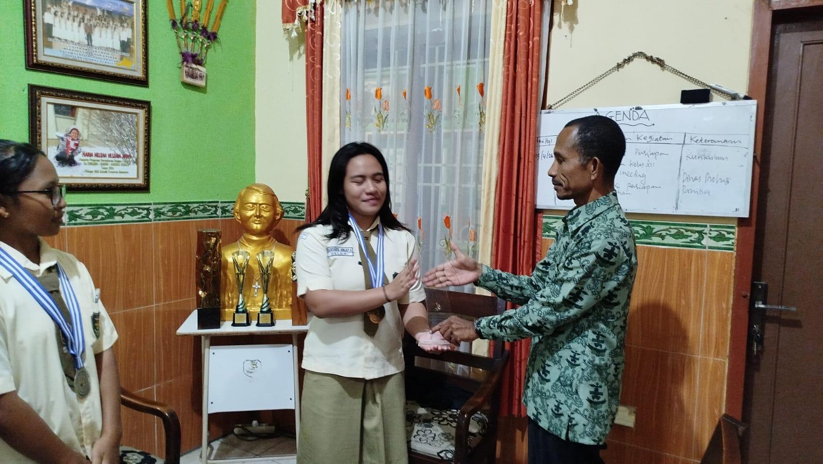 Helda, Siswi SMAK Frateran Maumere Juara 1 Kategori Junior Perempuan di Komodo Ocean Swim 2026