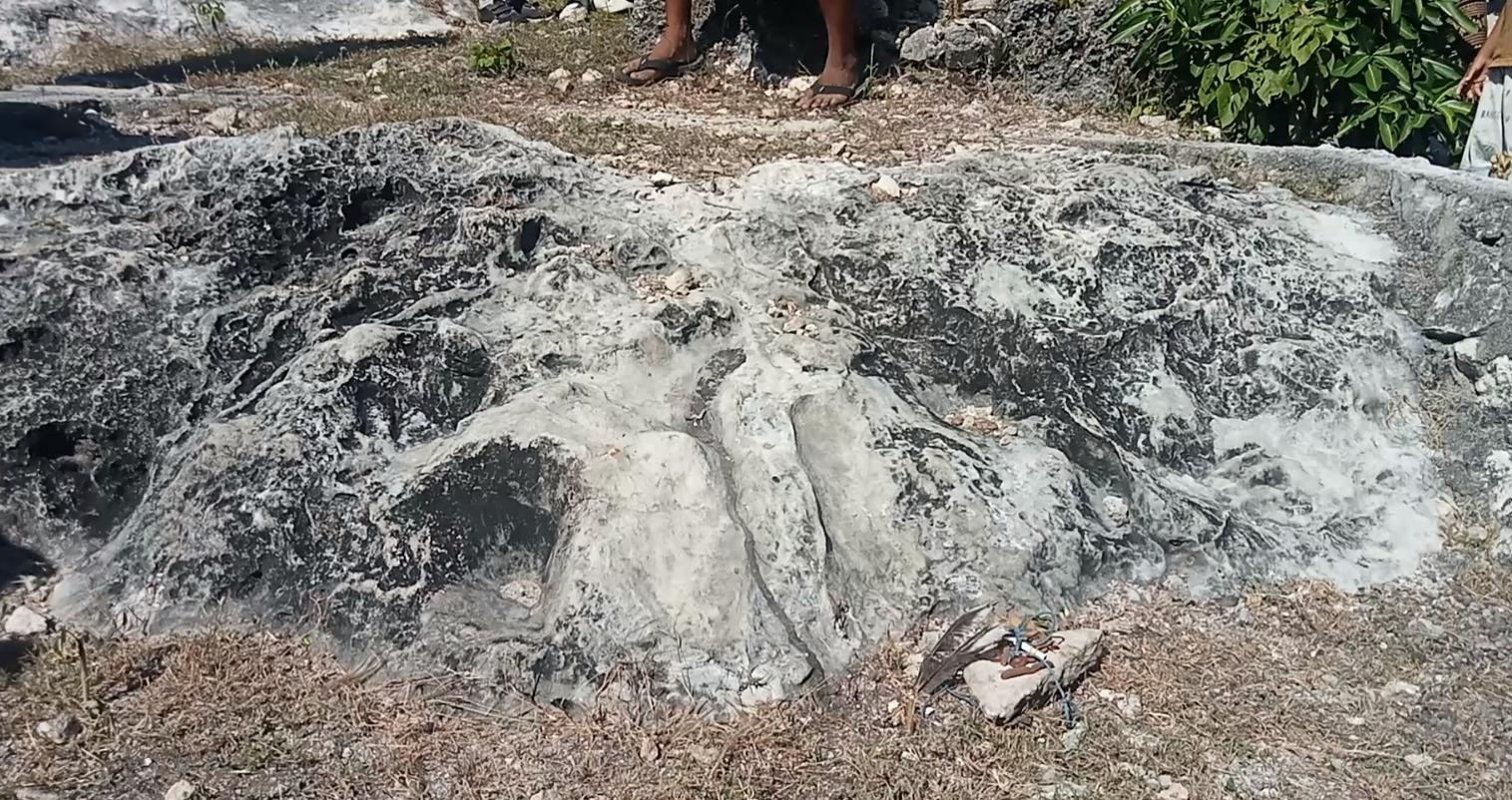 KAKI-MAJA-Tampak-Tapak-kaki-Maja-di-desa-Kolorae-Raijua.jpg