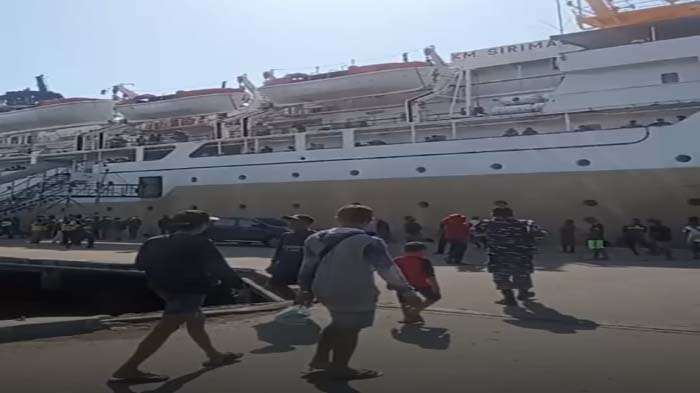 KM-Sirimau-saat-bersandar-di-Pelabuhan-Lorens-Say-Maumere.jpg