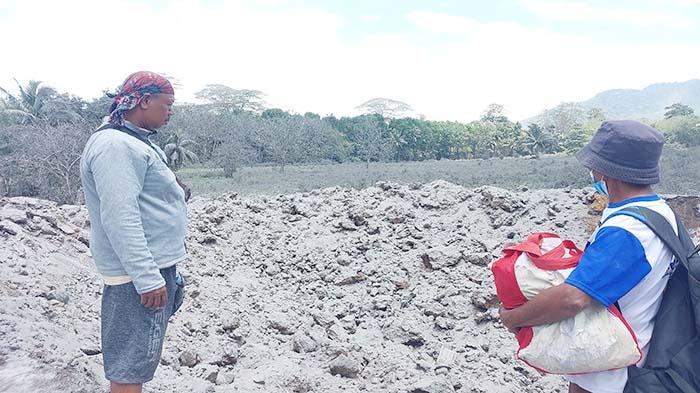 KUBANGAN-Warga-melihat-kubangan-dalam-bekas-hantaman-material-panas.jpg