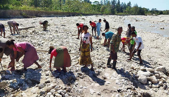 KUMPUL-BATU-Warga-Pengumpul-batu-di-Kali-Motadelek-Desa-Taaba.jpg