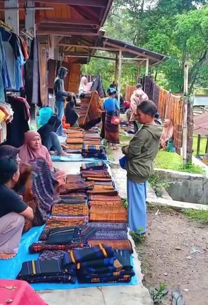 Pesona Sarung Tenun Lio di Pasar Wolowaru Menarik Perhatian Ribuan Warganet
