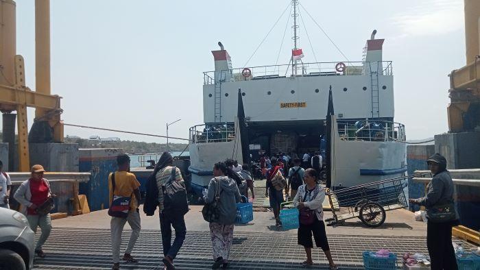 Kapal-Fery-di-Bolok.jpg