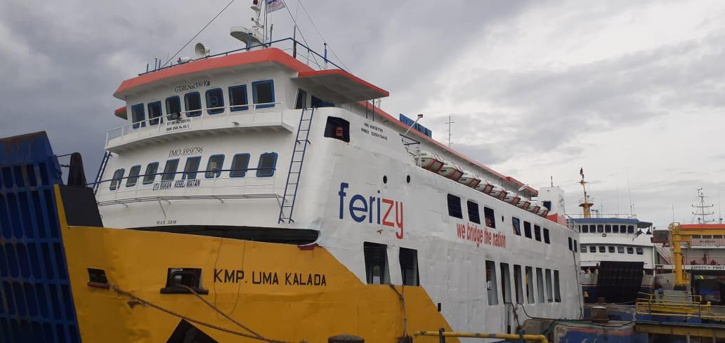 Kapal-Fery-di-Pelabuhan-Bolok-Kupang-Kamis-30-Maret-2023.jpg