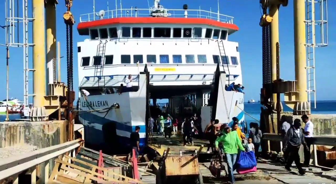 Kapal-Fery-di-Sabu.jpg