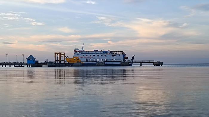 Kapal-Fery-saat-berlabuh-di-Pelabuhan-Kewapante.jpg