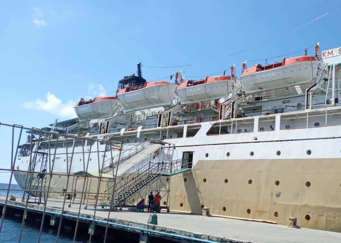 Kapal-Motor-KM-Sirimau-sandar-di-Pelabuhan-Lorens-Say-Maumere.jpg
