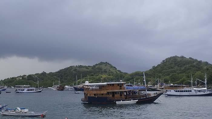 Kapal-wisata-sedang-berlabuh-di-perairan-sekitar-Labuan-Bajo.jpg