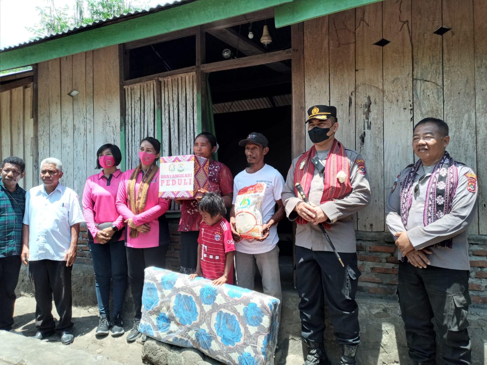 Warga Pelosok Flores Timur Terharu,  Terima Paket Sembako dari Kapolres Flores Timur