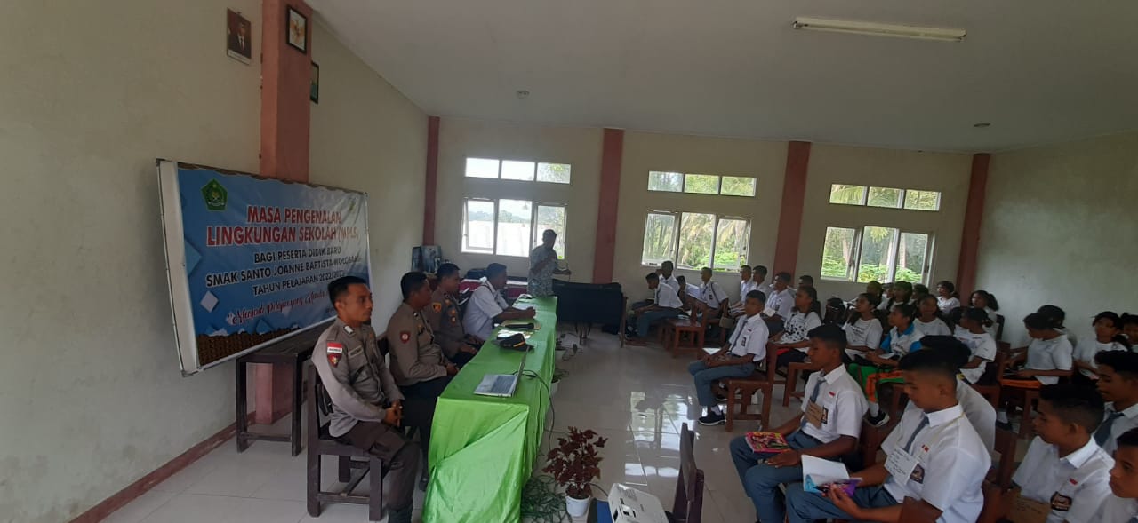 Kapolsek-Mauponggo-bersama-anggota-saat-memberikan-materi-di-SMAK-Joannes-Wolosambi.jpg