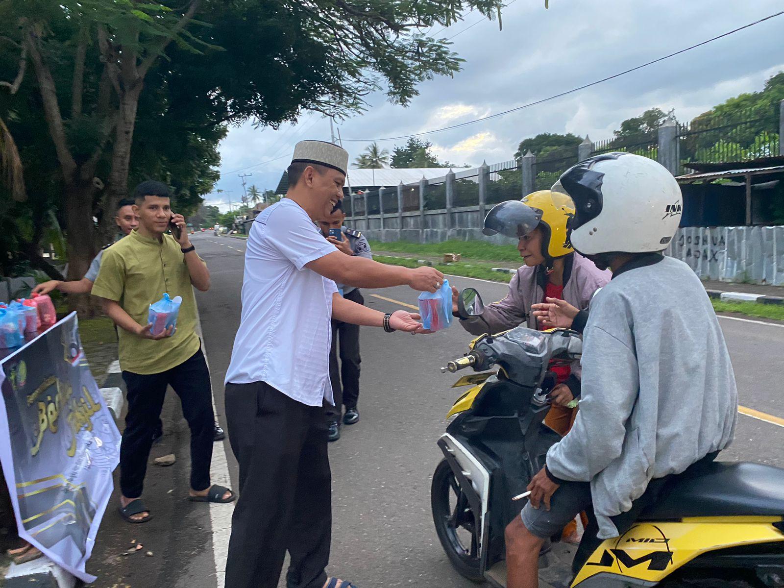 Karutan-Larantuka-berbagi-takjil-di-bulan-puasa.jpg