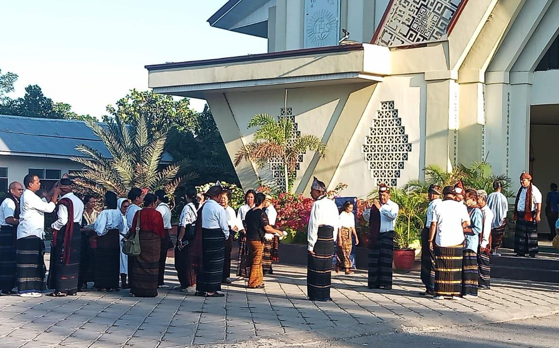 Keluarga-Besar-Embu-Welu-Saga-di-Kupang-kenakan-sarung-Ende.jpg