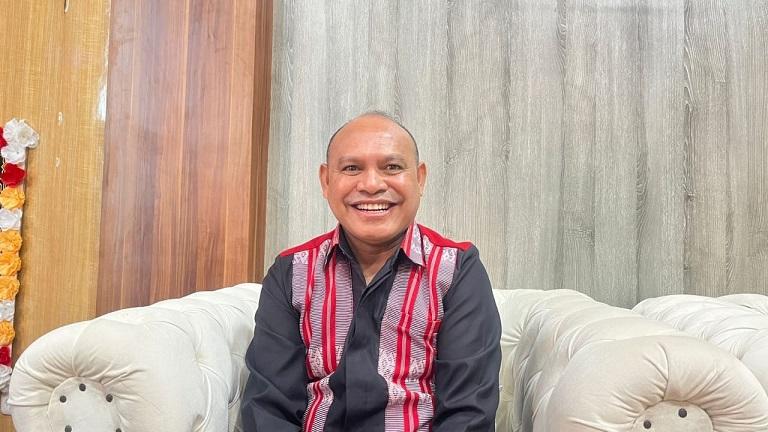 Kepala-SMAK-Regina-Pacis-Bajawa-Hendrianto-Emanuel-Ndiwa.jpg