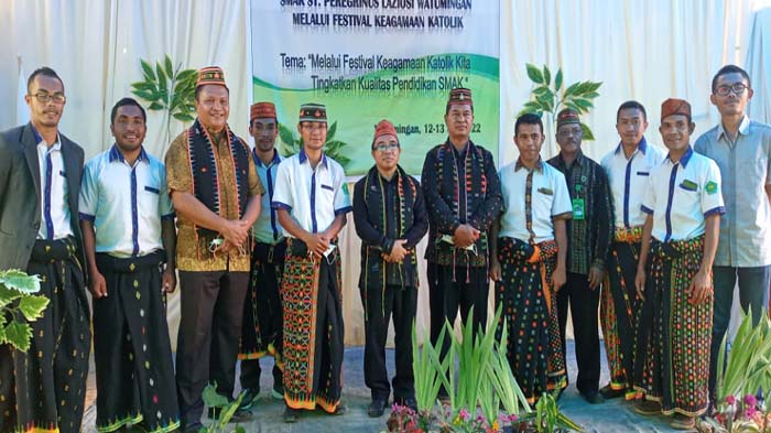 Kepala-SMAK-dan-tamu-undangan-pose-bersama-usai-acara-pembukaan-festival.jpg
