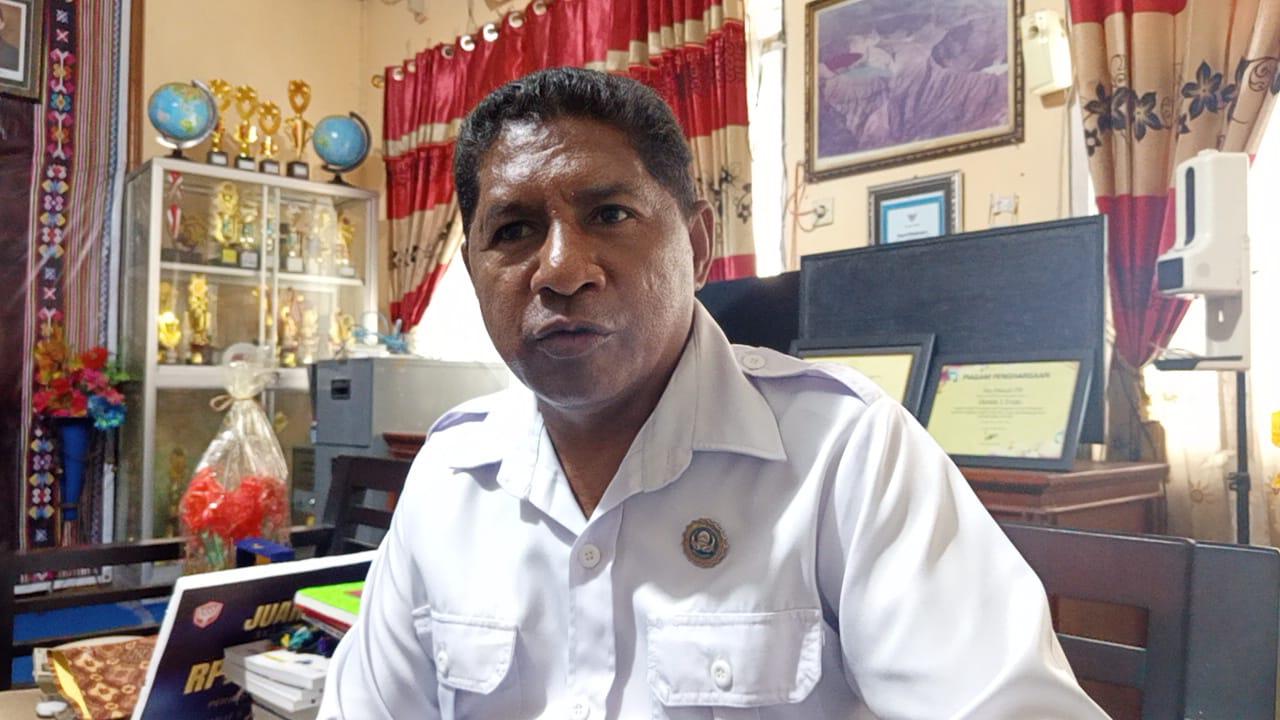 Kepala-Sekolah-SMAN-1-Ende-NTT.jpg