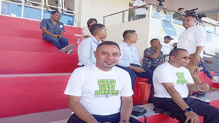 Ketua-Askab-PSSI-Sikka-Cherry-Newar-saat-diwawancarai-di-Stadion-Oepoi-Kota-Kupang.jpg