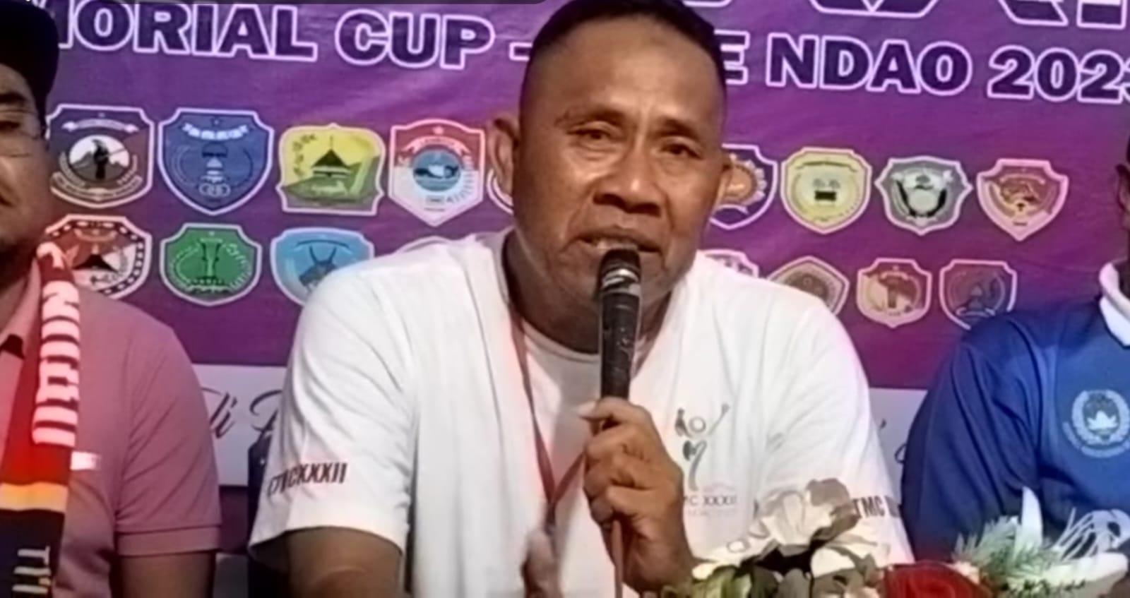 Ketua-Komisi-Disiplin-Asprov-PSSI-NTT-Lukman-Hakim-menangis.jpg
