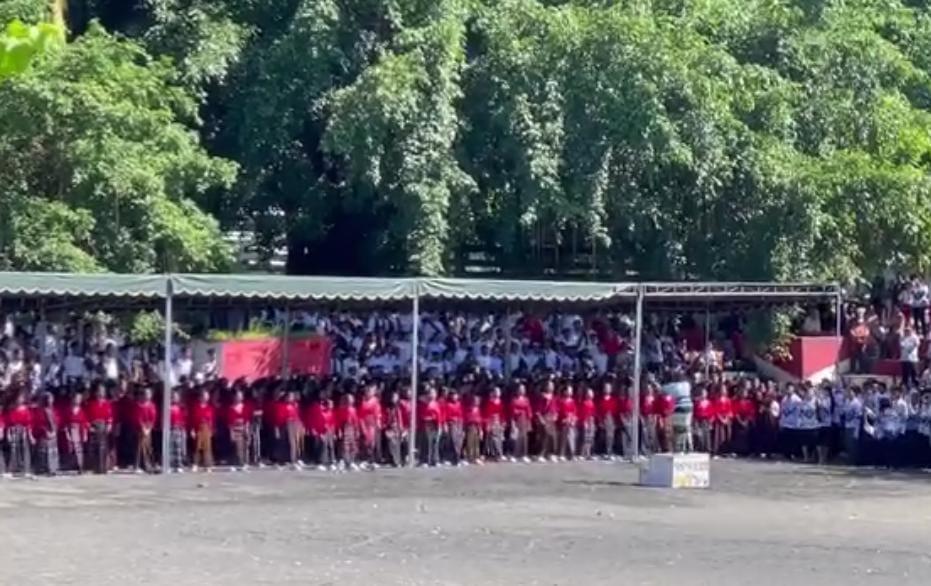 SMPN 1 Ende Persembahkan Koor Hari PGRI Kabupaten Ende