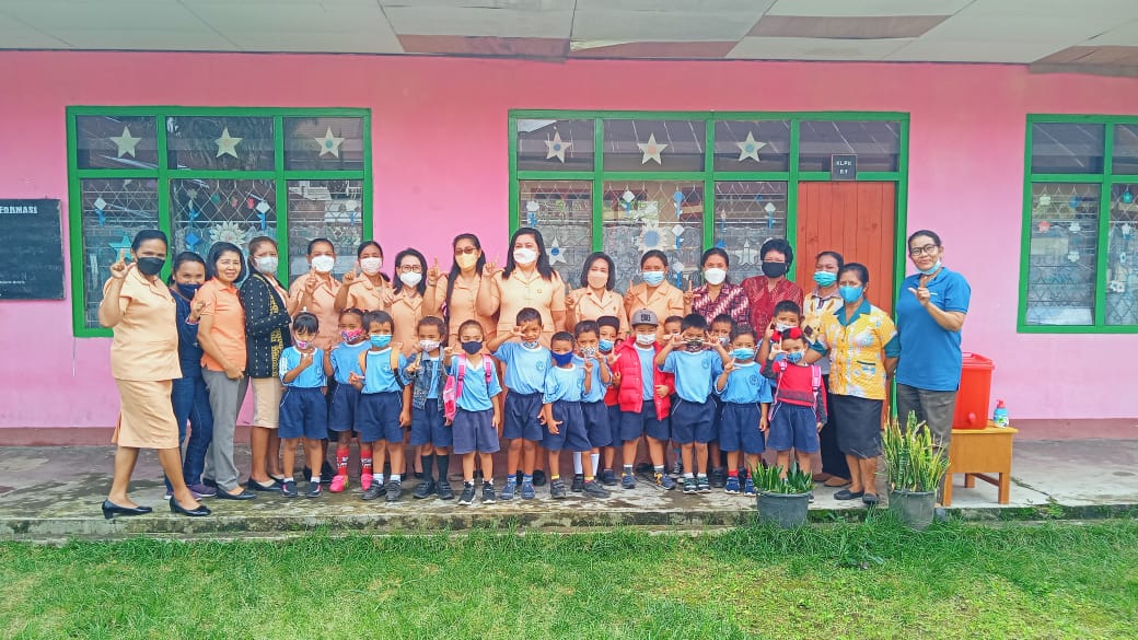 Dharma Wanita Persatuan Manggarai Beri Beasiswa dan Sembako ke Panti Asuhan