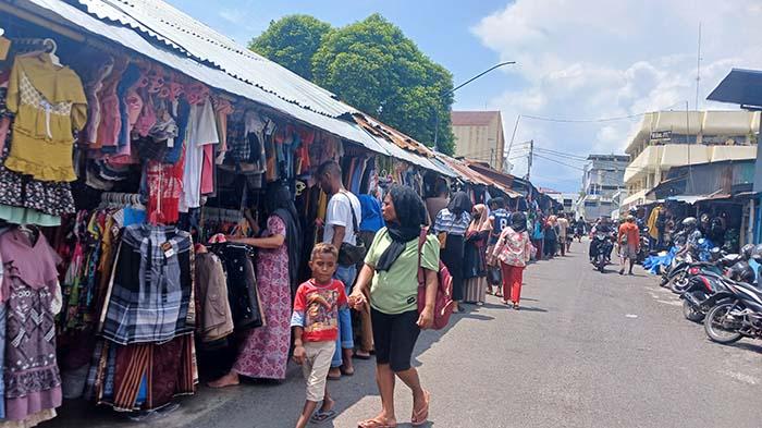 Lebaran 2024, Syarifa Beli Baju Baru di Pasar Lama Alor NTT