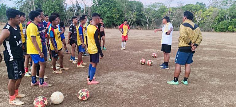 LATIHAN-Pelatih-Kepala-Perserond-Pius-Pake-memberi-arahan-kepada-para-pemain.jpg