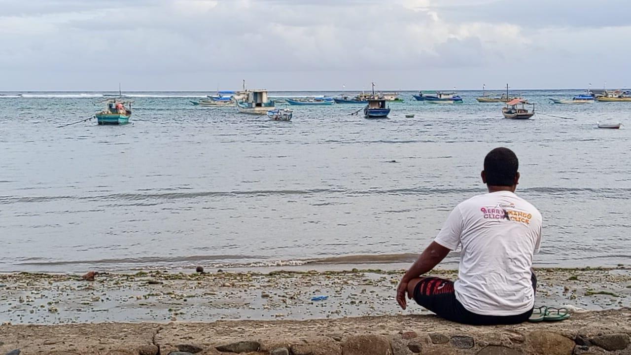LIHAT-PERAHU-Seorang-nelayan-di-Desa-Mbengu-Kecamatan-Paga-Kabupaten-Sikka.jpg