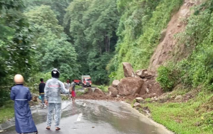 LONGSOR-Material-longsor-menghalangi-badan-jalan-nasional-Ruteng-Reo.jpg