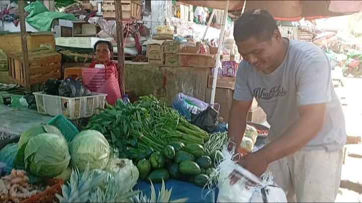 Pasokan Sayur dan Buah di Pasar Labuan Bajo Manggarai Barat dari Luar Daerah