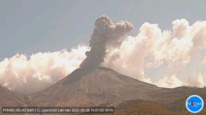 Gunung Lewotobi Erupsi Kolom Abu 2.000 Meter, Abu Vulkanik Melanda Hikong Sikka