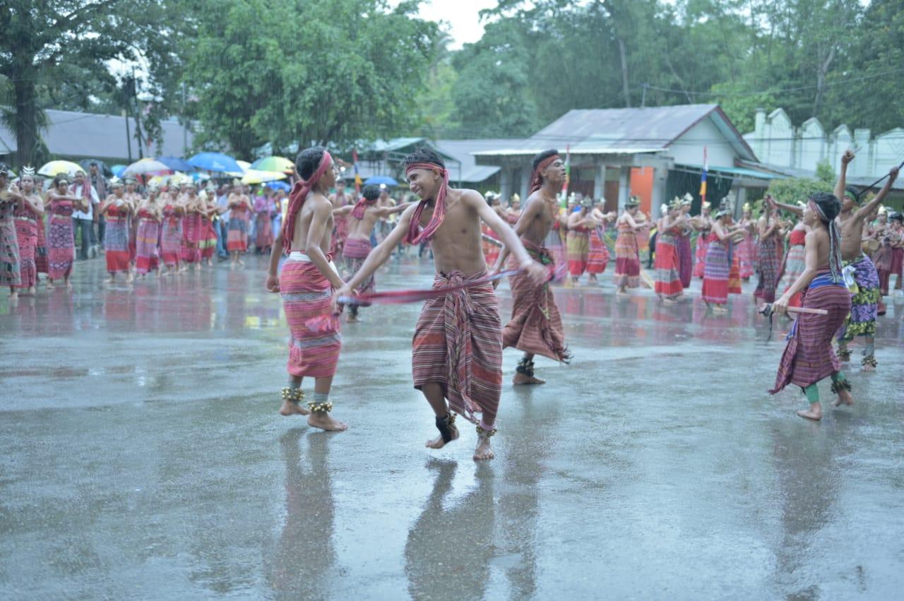 500 Penari Likurai Sambut 10 Diakon Sebelum Ditabiskan Uskup Atambua di Belu NTT