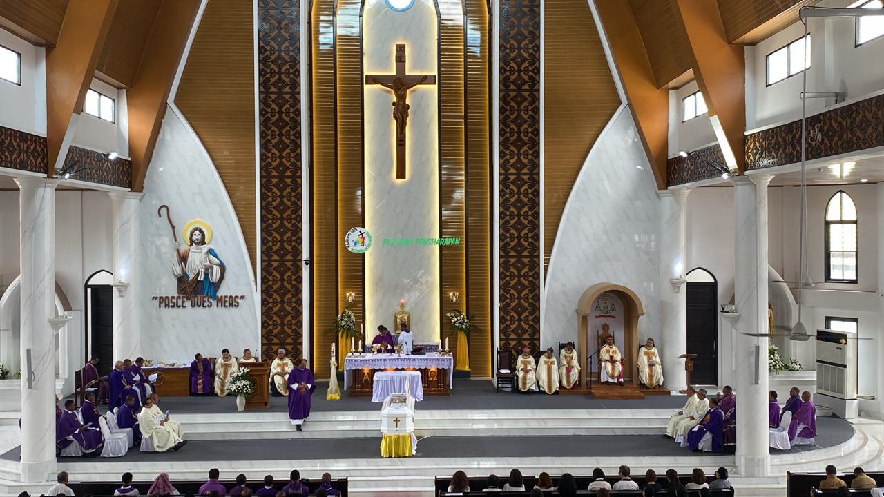 MISA-PEMAKAMAN-Suasana-misa-pemakaman-jenazah-Uskup-Emeritus-Keuskupan-Agung-Kupang.jpg