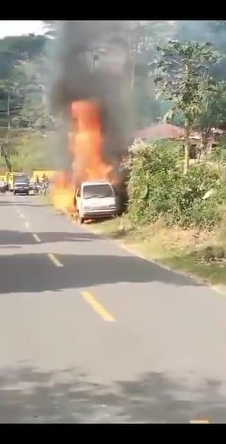 MOBIL-TERBAKAR-Tangkapan-layar-video-sebuah-mobil-terbakar.jpg