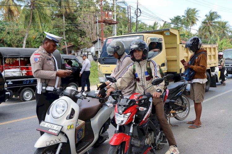 OPERASI-PATUH-TURANGGA-Anggota-Satlantas-Polres-Kupang-Periksa.jpg