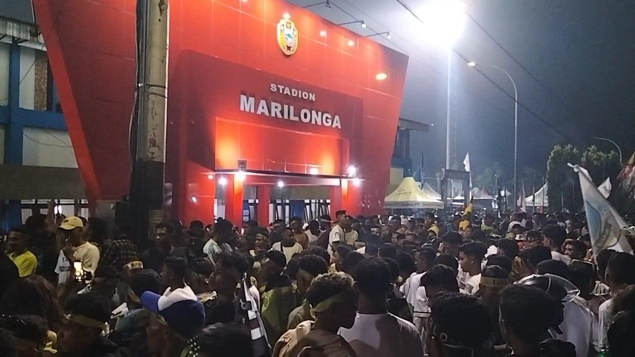 PENDUKUNG-Pendukung-Persena-Nagekeo-saat-hendak-masuk-ke-Stadion-Marilonga.jpg