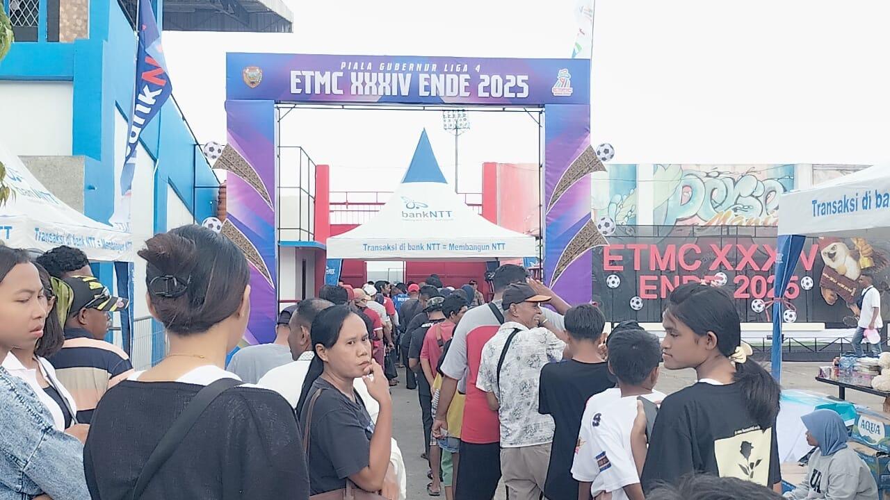 PENONTON-Masyarakat-Kabupaten-Ende-sedang-mengantre-masuk-kedalam-Stadion-Marilonga.jpg