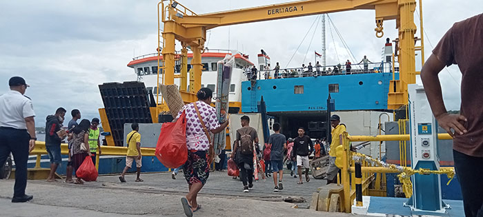 PENUMPANG-KAPAL-FERRY.jpg